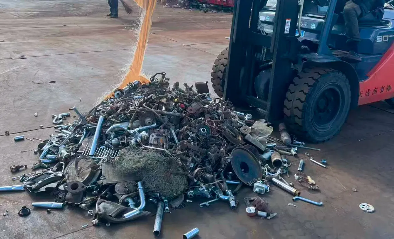 鉄・非鉄の買取作業風景。作業員がスクラップを分別している様子