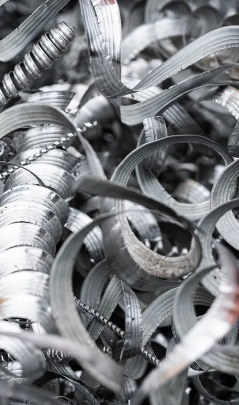 分別されたスクラップ金属の山