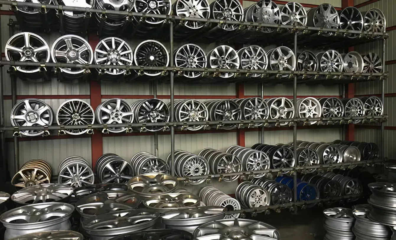 タイヤ付アルミホイールが積まれた倉庫の様子