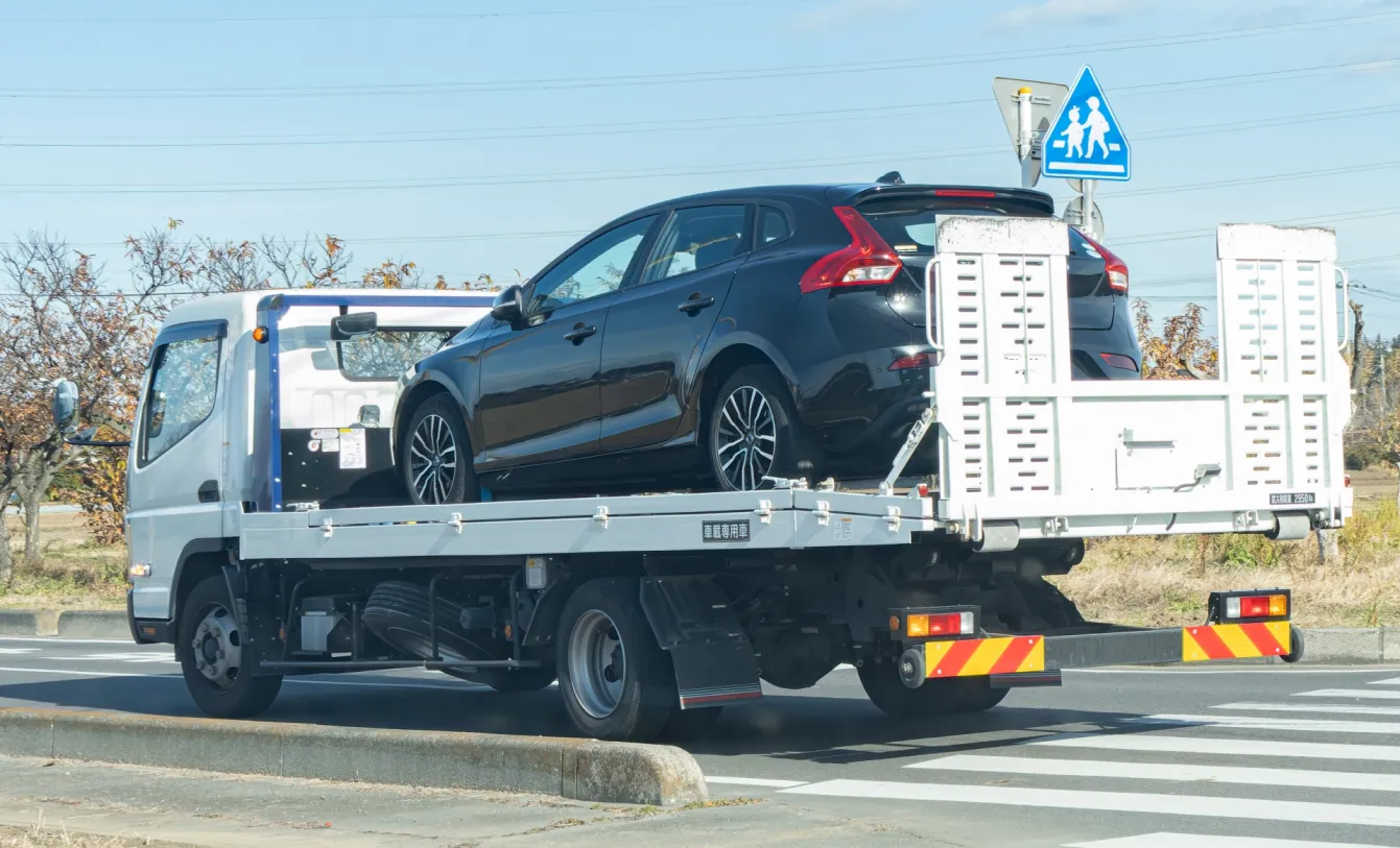 自動車をトラックに積み込んでいる様子