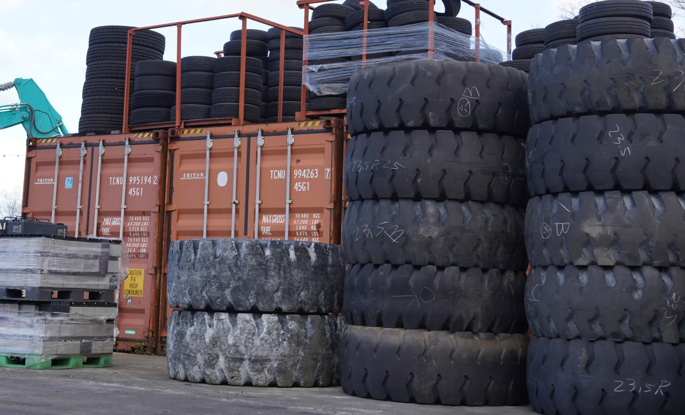 廃タイヤが積まれた保管場所